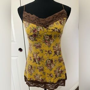 yellow brown tank top is giving TB 90’s
